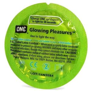 Презерватив латексний One Glowiing Pleasures, що світиться у темряві, 1 шт