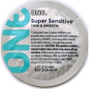 Набір ультратонких презервативів One Super Sensitive із дизайном у вигляді пера (5 шт.)