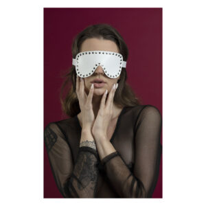 Маска на очі з заклепками Feral Feelings - Blindfold Mask, натуральна шкіра, біла
