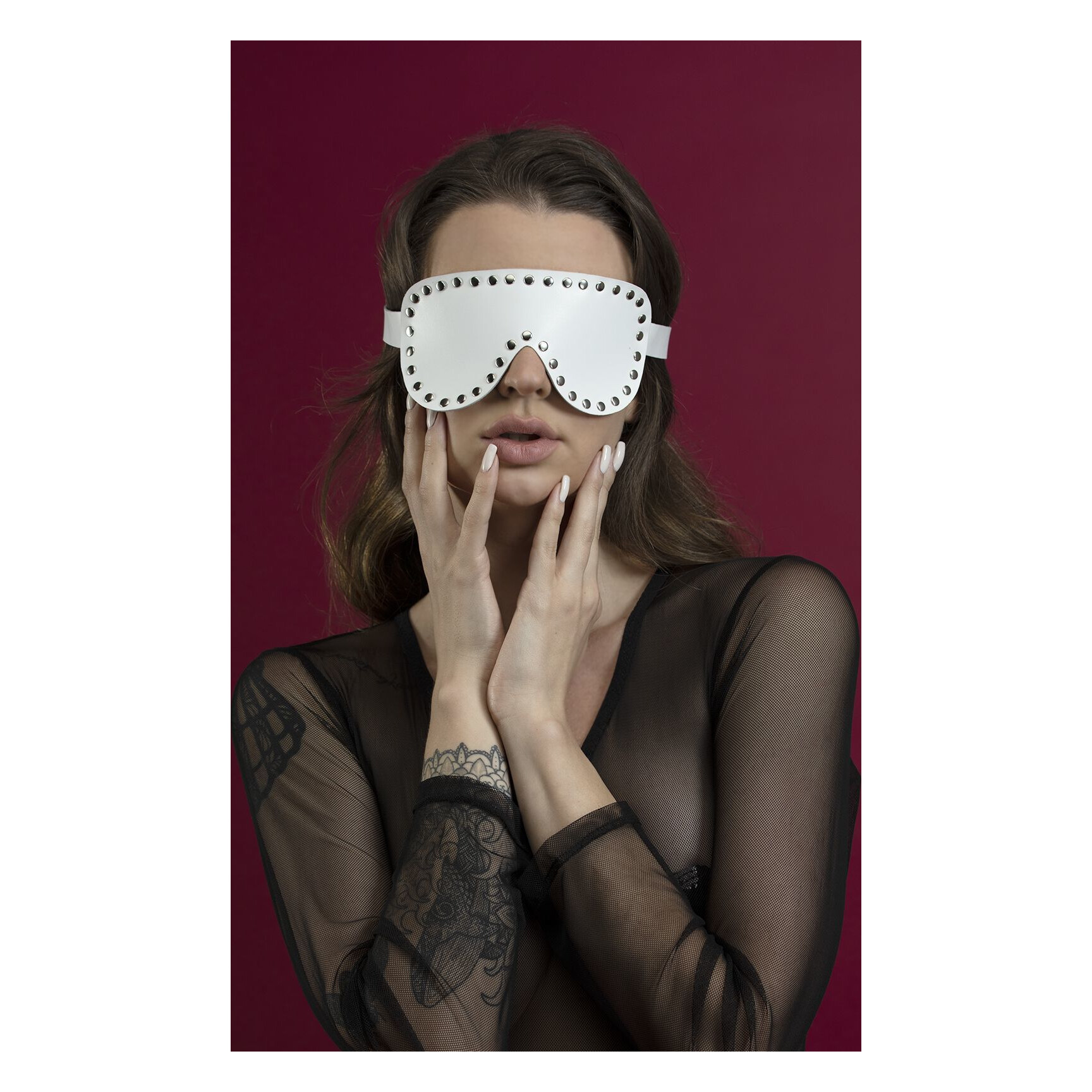 Маска на очі з заклепками Feral Feelings - Blindfold Mask, натуральна шкіра, біла Маска на очі з заклепками Feral Feelings - Blindfold Mask, натуральна шкіра, біла